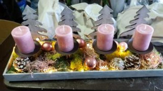 Tableta din lemn cu 4 lumanari roz de la Sc Christmas Decoration Srl