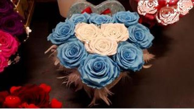 Aranjament inima din trandafiri criogenati albastrii