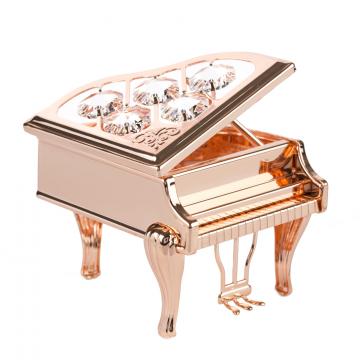Figurina Play music to your heart - Aur roz si Swarovski de la Luxury Concepts Srl