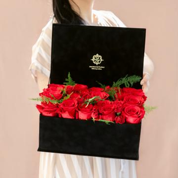 Aranjament cutia cu trandafiri rosii