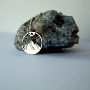 Lantisor argint cu peisaj montan de la Raw Jewellery Srl
