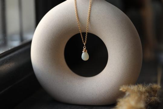 Colier auriu cu cristal natural de opal de foc de la Raw Jewellery Srl