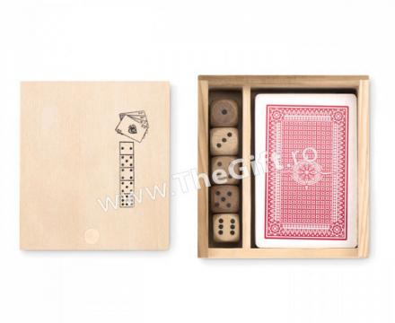 Joc de carti, cu zaruri, in cutie din lemn de la Thegift.ro - Cadouri Online