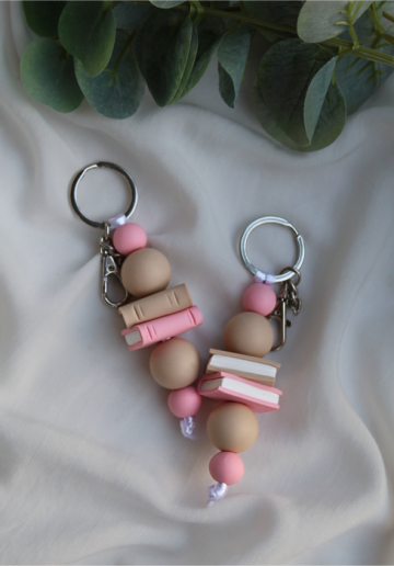 Breloc din lut Pink Book Keychain de la Mytreasurebox S.r.l.