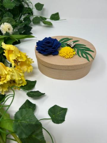 Cutie de bijuterii fina si eleganta cu flori de fetru de la Mara Siebenburgen Verkauf Srl