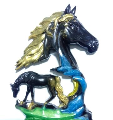 Statueta cal si manz rasina epoxidica negru-auriu-albastru de la Misgianicom Srl