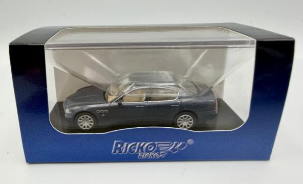 Macheta auto Maserati Quattroporte 2003 albastru-gri de la Hobbyplanet Romania