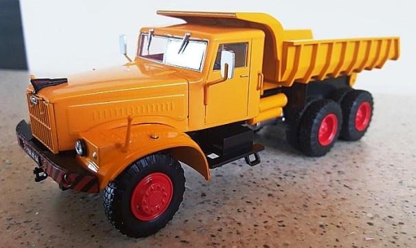 Macheta camion bena basculanta KrAz 256, 1:43