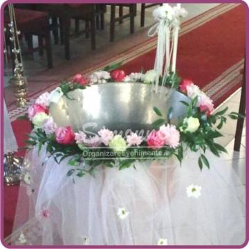 Decor cristelnita botez cu flori naturale